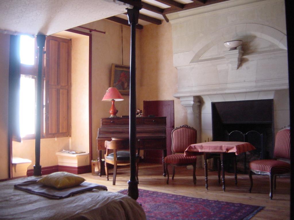 Chateau De La Roche Martel Bed & Breakfast Roiffe ห้อง รูปภาพ