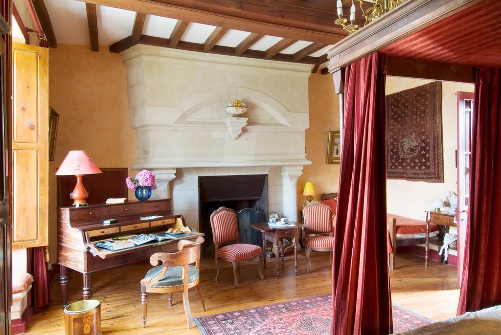 Chateau De La Roche Martel Bed & Breakfast Roiffe ห้อง รูปภาพ